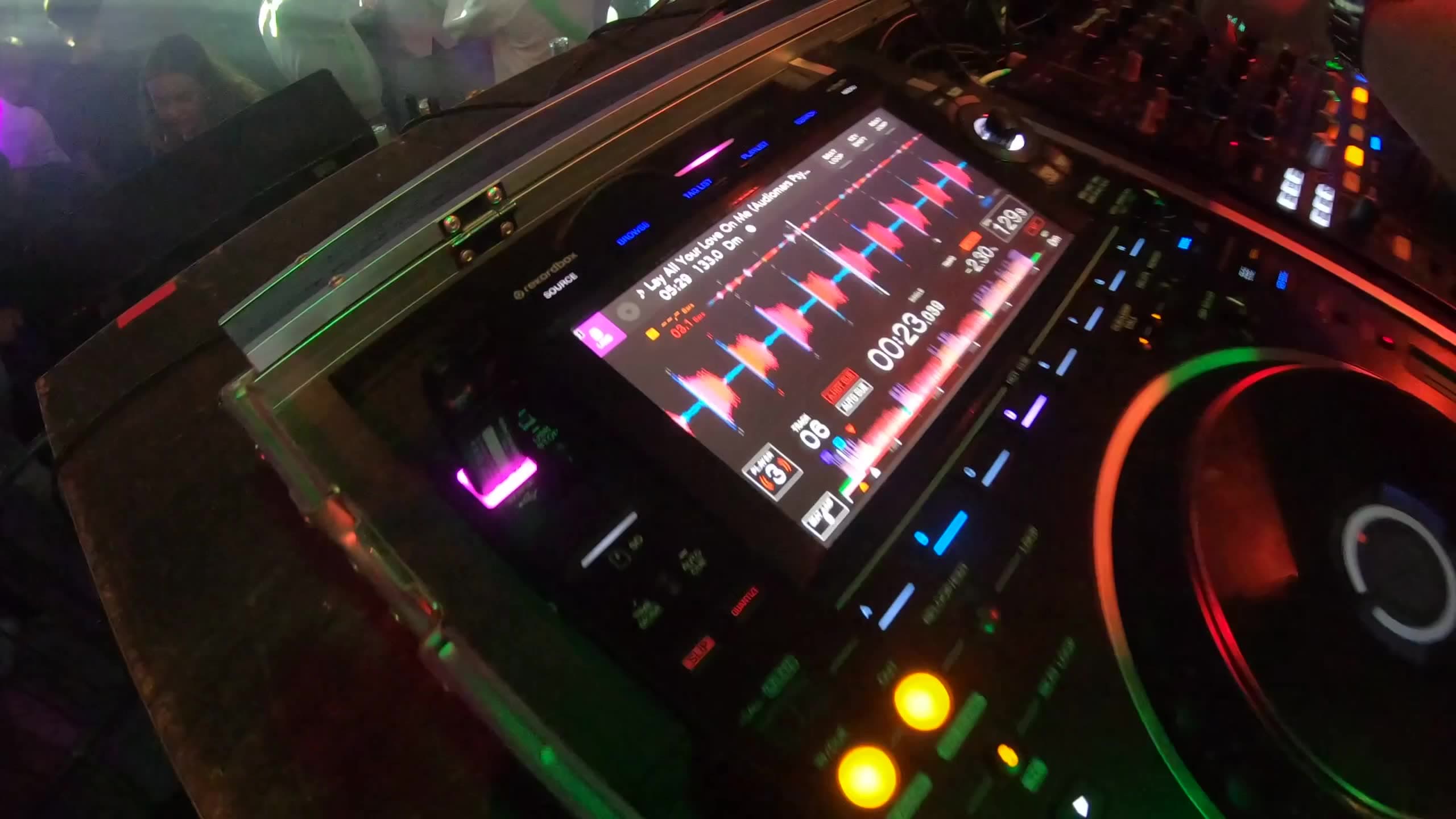 Platoon DJs på scen under ett event